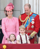 Príncipe George e Charlotte roubam a cena em evento  da família real