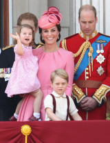 Príncipe George e Charlotte roubam a cena em evento  da família real