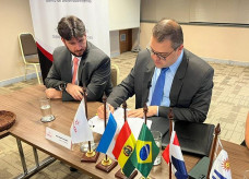 Alan Guedes assinou contrato na sede do Fonplata, em Brasília (Foto: Assecom)