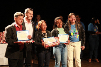 Fausta Tertuliana da Costa (centro da foto) trabalha há 23 anos como merendeira, e há quatro está na Escola Mun. Bernardina Corrêa de Almeida (Foto: Assecom)