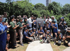 Alan Guedes e os escoteiros do Grupo Laranja Doce no descerramento da placa com o nome da ponte (Foto: Assecom)