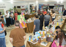 LEGENDA: No ano passado, feira atraiu público com obras locais e regionais apresentadas por autoresFOTO: Arquivo/Valdenir Rodrigues CMD