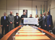 Fotos: Divulgação Legenda: Vereadores fizeram a entrega de cheque simbólico para oficializar a devolução de R$ 5,5 milhões do duodécimo ao Poder Executivo