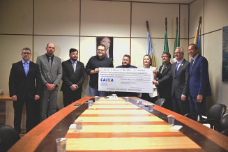 Fotos: Divulgação  Legenda: Vereadores fizeram a entrega de cheque simbólico para oficializar a devolução de R$ 5,5 milhões do duodécimo ao Poder Executivo