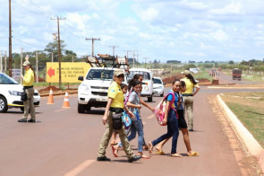 GM e agentes de trânsito auxiliam na travessia de alunos na MS-156 em “tempo integral”
