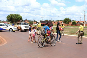 GM e agentes de trânsito auxiliam na travessia de alunos na MS-156 em “tempo integral”