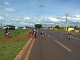 GM e agentes de trânsito auxiliam na travessia de alunos na MS-156 em “tempo integral”