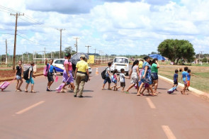 GM e agentes de trânsito auxiliam na travessia de alunos na MS-156 em “tempo integral”