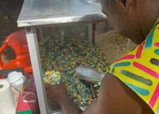Vendedor faz sucesso com pipoca nas cores do Brasil em Teresina — Foto: Layza Mourão/g1 Piauí