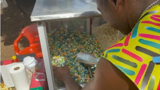 Vendedor faz sucesso com pipoca nas cores do Brasil em Teresina — Foto: Layza Mourão/g1 Piauí