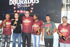 Alan Guedes e servidores que trabalharam na implantação do “Dourados Brilha” (Foto: Assecom)