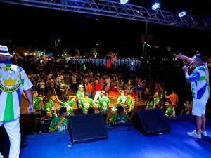 Público fez a festa com a escola de samba de Corumbá que se apresentou no sábado (Foto: Assecom)