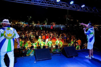 Público fez a festa com a escola de samba de Corumbá que se apresentou no sábado (Foto: Assecom)