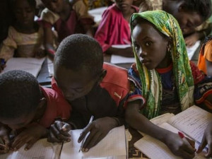 Milhões de pessoas em todo o mundo podem escapar da pobreza se tiverem ao menos dois anos de ensino secundário afirma a Unesco