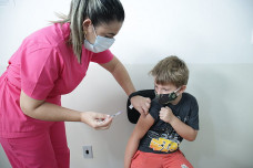Crianças entre 5 e 11 anos devem receber reforço com vacina pediátrica da Pfizer (Foto: Agência Brasil)