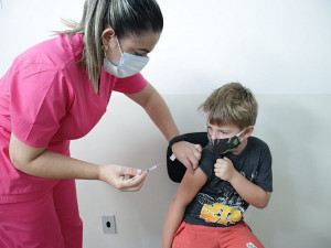 Crianças entre 5 e 11 anos devem receber reforço com vacina pediátrica da Pfizer (Foto: Agência Brasil)