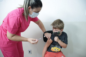 Crianças entre 5 e 11 anos devem receber reforço com vacina pediátrica da Pfizer (Foto: Agência Brasil)