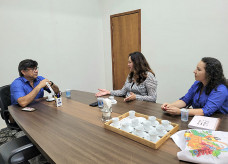Legenda: Angelo Ximenes, presidente do Sindicato Rural de Dourados, durante encontro com Vanessa Reis e Sandra Amarilha, do Sebrae/MS