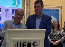 Barbosinha assina ordem de serviço junto com Riedel em evento na UEMS