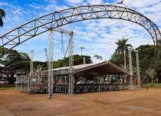 Palco central receberá diversos shows nas três noites de Festop, todos gratuitos (Foto: Rodrigo Pirola/Prefeitura de Dourados)