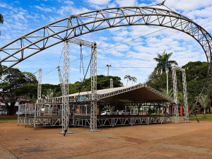 Palco central receberá diversos shows nas três noites de Festop, todos gratuitos (Foto: Rodrigo Pirola/Prefeitura de Dourados)