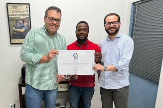 Jean Jolne, entre o prefeito Alan Guedes e o secretário Wellington Rocha com o certificado MigraCidades (Foto: Assecom)