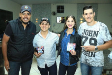 Alex e Yvan com os ganhadores Bianca e Alysson