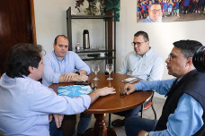 Encontro aconteceu na manhã desta terça no Gabinete Itinerante na Expoagro (Foto: Rodrigo Pirola/Prefeitura de Dourados)