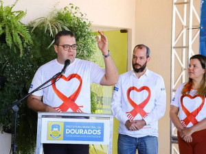 Alan Guedes, Diego Zanoni e Daniela Hall fizeram o lançamento da Campanha 2023 (Foto: Rodrigo Pirola/Prefeitura de Dourados)