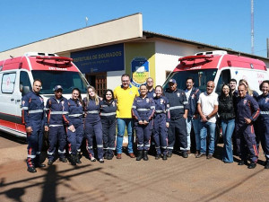 Prefeito Alan Guedes e equipe do Samu com as novas UTI’s móveis (Foto: Leandro Silva/Prefeitura de Dourados)