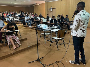 Jean Kenson Jolne coordena a equipe da CEI que orientou imigrantes neste domingo (Foto: Rogério Vidmantas/Prefeitura de Dourados)