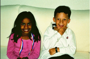 Ele á pediu em casamento na mesma escola em que eles cursaram o jardim da infância