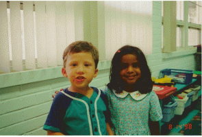 Ele á pediu em casamento na mesma escola em que eles cursaram o jardim da infância