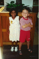 Ele á pediu em casamento na mesma escola em que eles cursaram o jardim da infância