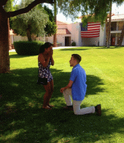 Ele á pediu em casamento na mesma escola em que eles cursaram o jardim da infância