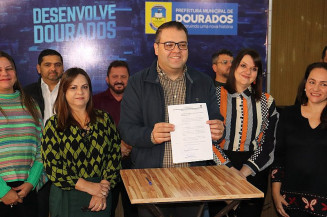 Alan assinou o decreto do Projeto para dignidade menstrual de alunas da Reme (Foto: Rodrigo Pirola/Prefeitura de Dourados)
