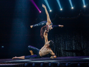 Com performances extraordinárias, trapezistas e malabaristas encantam o público de terça a domingo. – Foto: Maria Ritha Toazza.