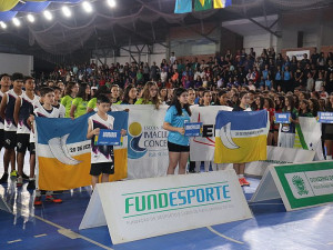 Delegações se apresentaram na abertura dos jogos nesta segunda-feira (Foto: Rodrigo Pirola/Prefeitura de Dourados)