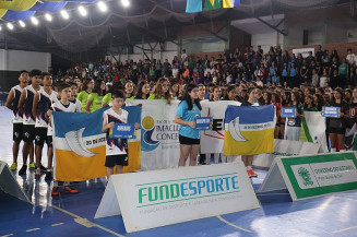 Delegações se apresentaram na abertura dos jogos nesta segunda-feira (Foto: Rodrigo Pirola/Prefeitura de Dourados)