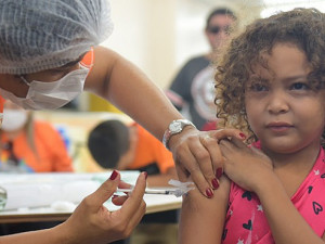 A partir do próximo ano, imunizante contra poliomielite será apenas injetável (Foto: Ricardo Botelho/MS)