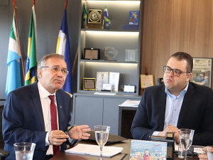 Desembargador Luiz Tadeu Barbosa Silva e prefeito Alan Guedes em reunião nesta sexta (Foto: Rodrigo Pirola/Prefeitura de Dourados)