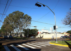 Cruzamento da Monte Alegre com João Rosa Góes recebe semáforo de três tempos