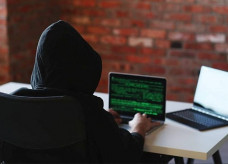 Invasor não teve acesso aos bancos de dados ou sistema administrativo do site (Foto: RacoolStudio/Freepik)