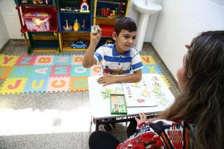 Criança recebendo atendimento com fonoaudióloga na Policlínica Infantil