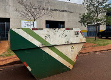 Uma das caçambas está em frente ao CRAS do Jóquei Clube (Foto: Assecom)