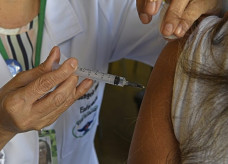 Vacinação acontece em todas as Unidades Básicas de Saúde (Foto: Bruno Rezende/Governo MS)