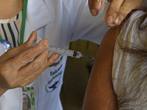 Vacinação acontece em todas as Unidades Básicas de Saúde (Foto: Bruno Rezende/Governo MS)
