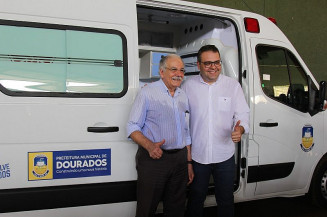 Deputado federal Luiz Ovando direcionou a emenda parlamentar para aquisição da ambulância (Foto: Rodrigo Pirola/Prefeitura de Dourados)