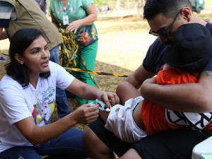 A vacinação é gratuita e está disponíveis para crianças e adultos (Foto: José Cruz/Agência Brasil)