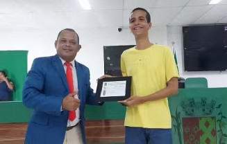 Kauan Peruna, de 13 anos, foi homenageado na Câmara Municipal de Ilhéus, na Bahia – Foto: reprodução / Instagram @camaradeilheusoficial